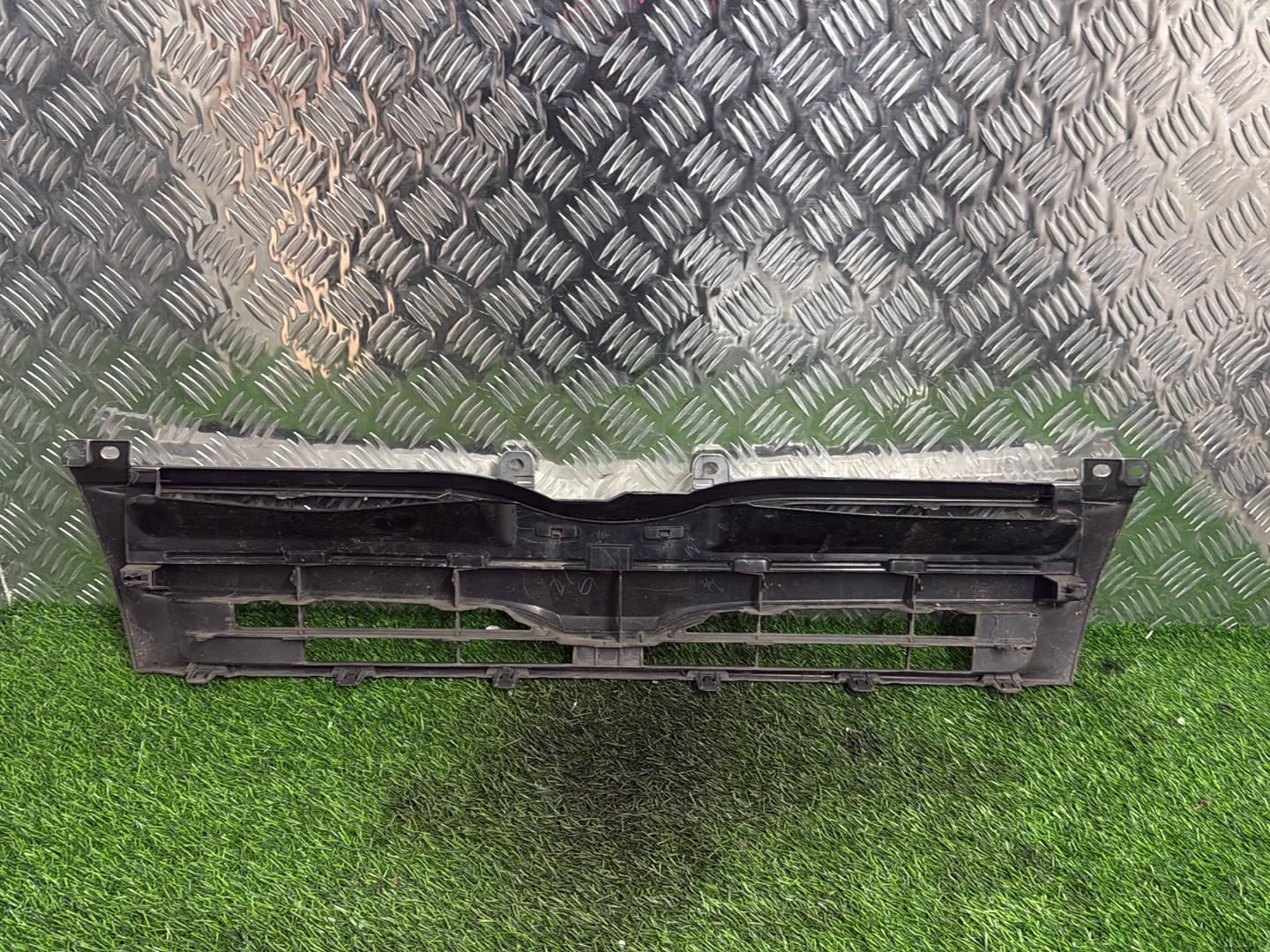 2005 - 2005 Toyota Hiace Grille Narrow Body Type 53152-26010