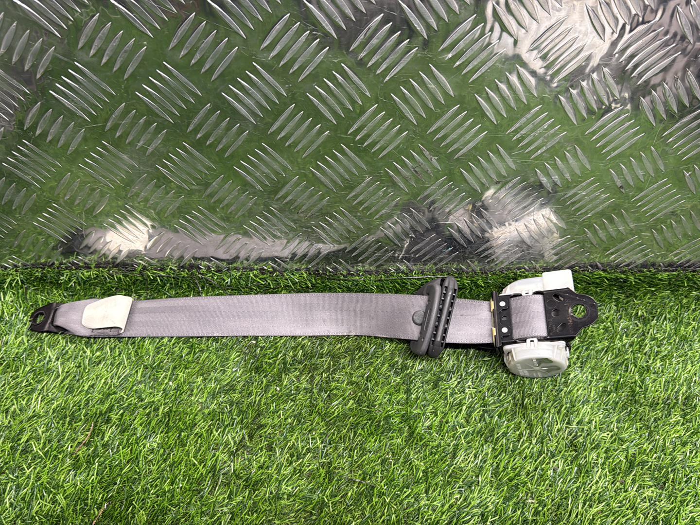 Toyota Hilux Right Rear Seat belt 7M1090