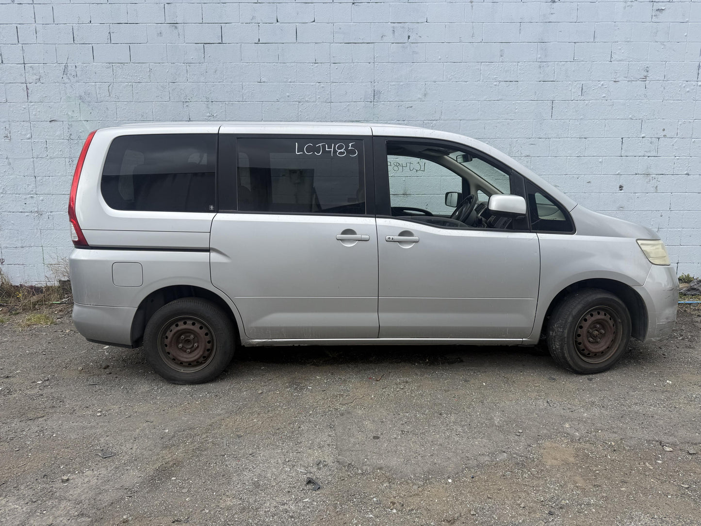 2006 Nissan Serena MR20-208299A WRECKING FOR PARTS ONLY