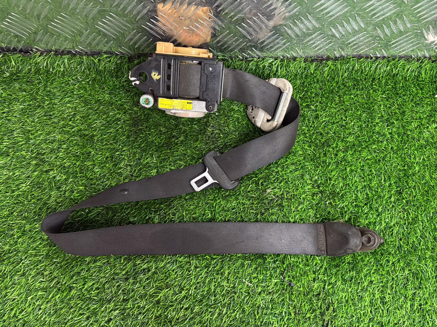 2001 - 2007 Toyota Noah Right Front Seat Belt TK-AF2-F1823-P