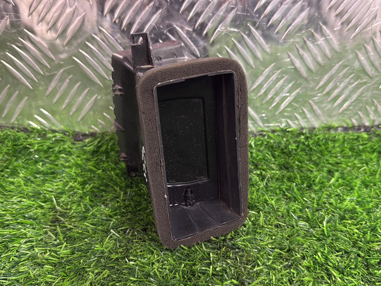 2005 - 2015 Nissan Navara Right Dash Air Vent 68750 5X00A