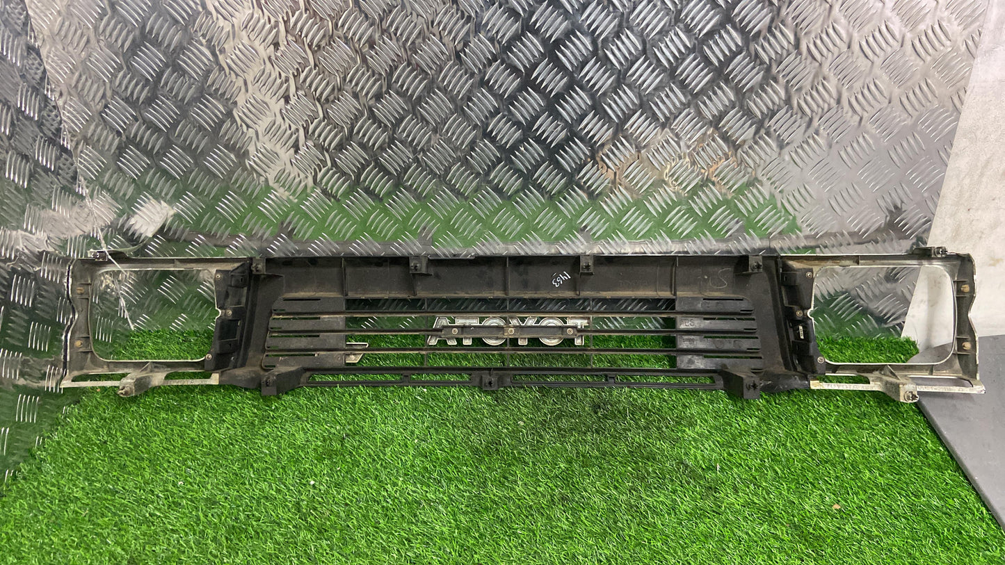 1990 - 1995 Toyota Hilux Grille 53100-89165