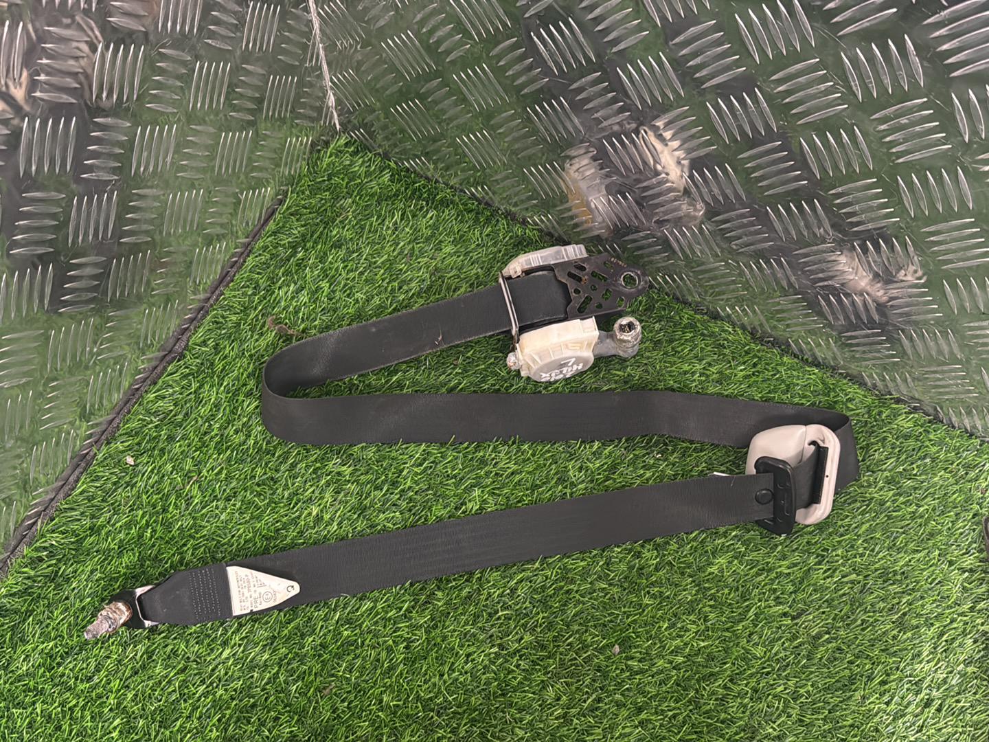 Toyota Hilux Left Front Seat Belt 7P8580-P