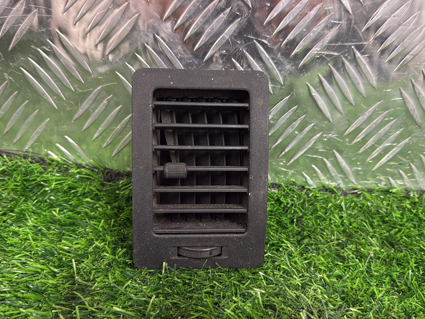 2005 - 2015 Toyota Hilux Right Dash Air Vent 55650-0K012