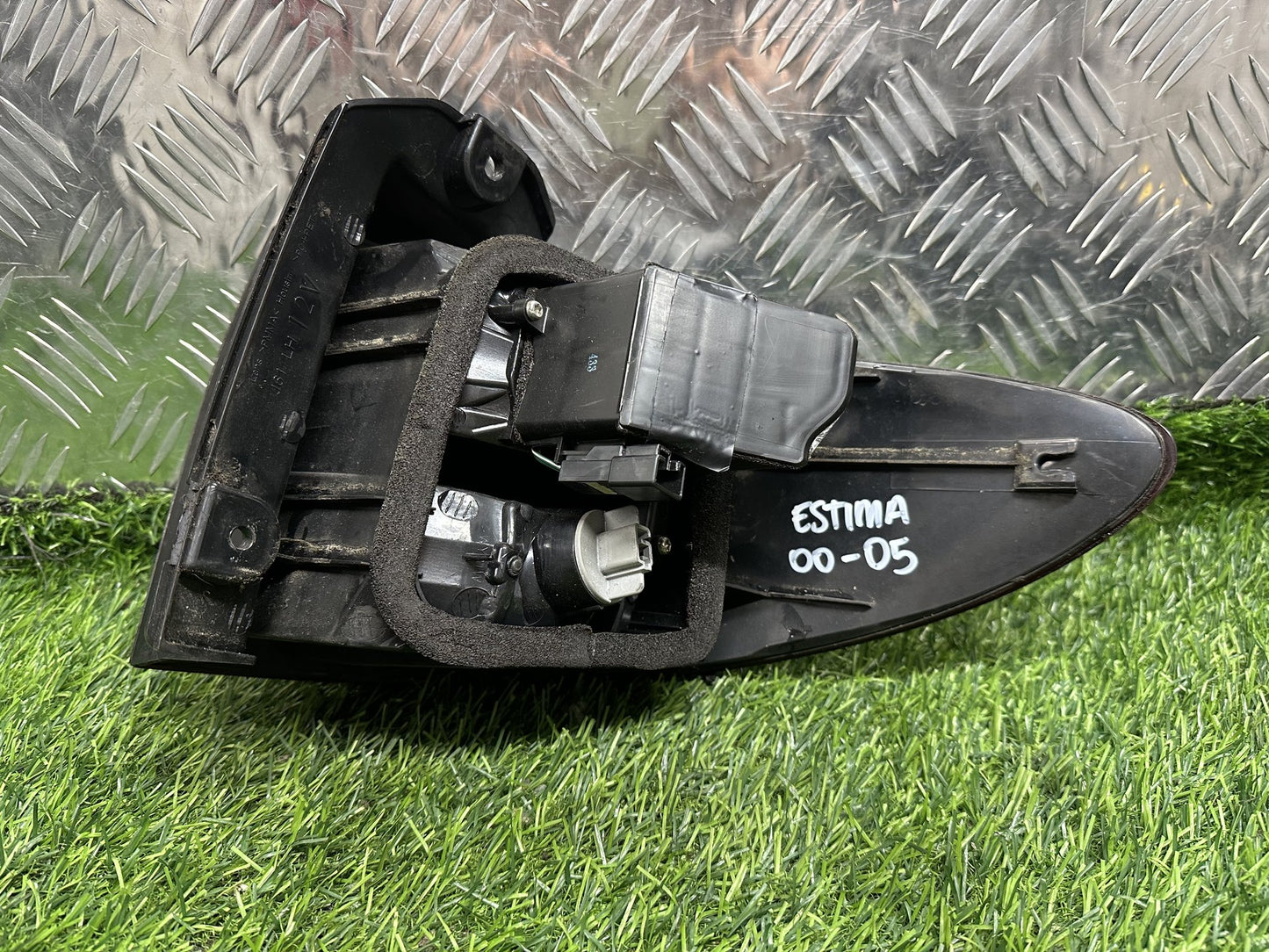 2000-2005 Toyota Estima R40- Left Taillight PN: ICHIKOH 28-169