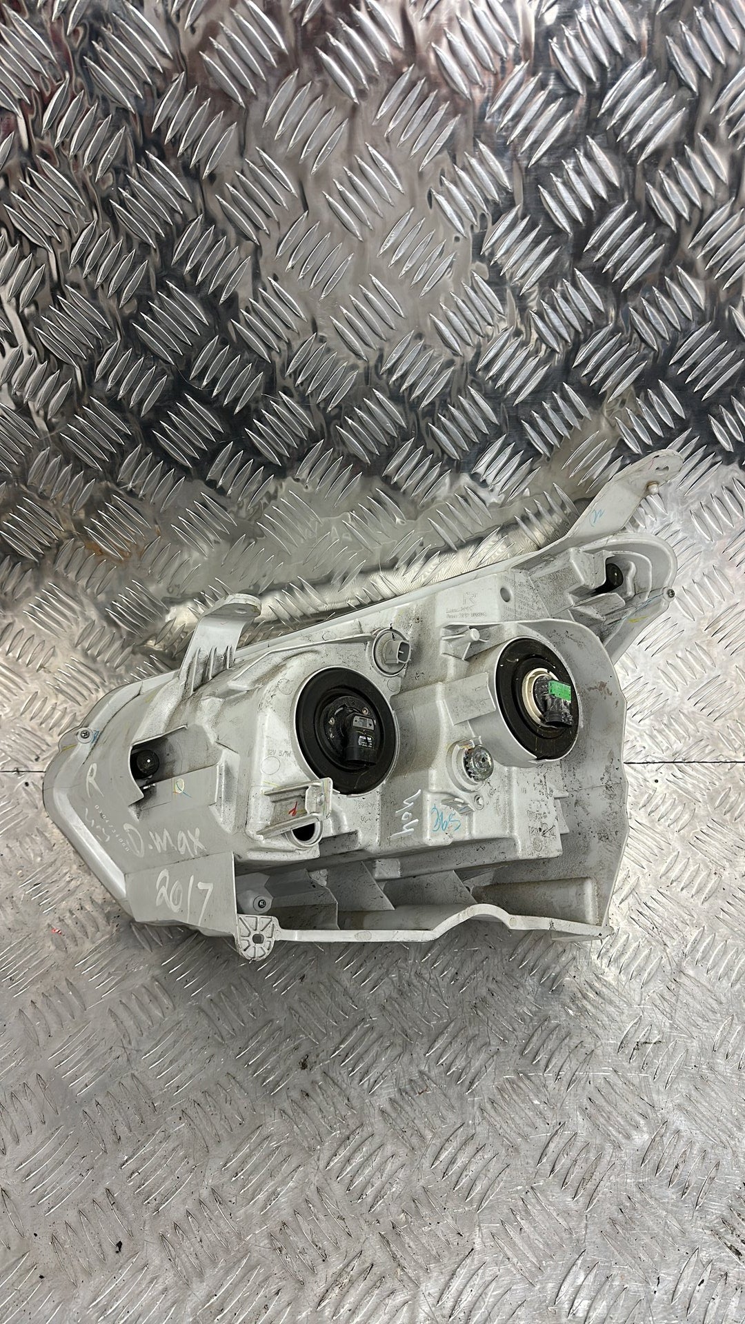 2016-2020 Isuzu D-Max- Right Headlight PN: