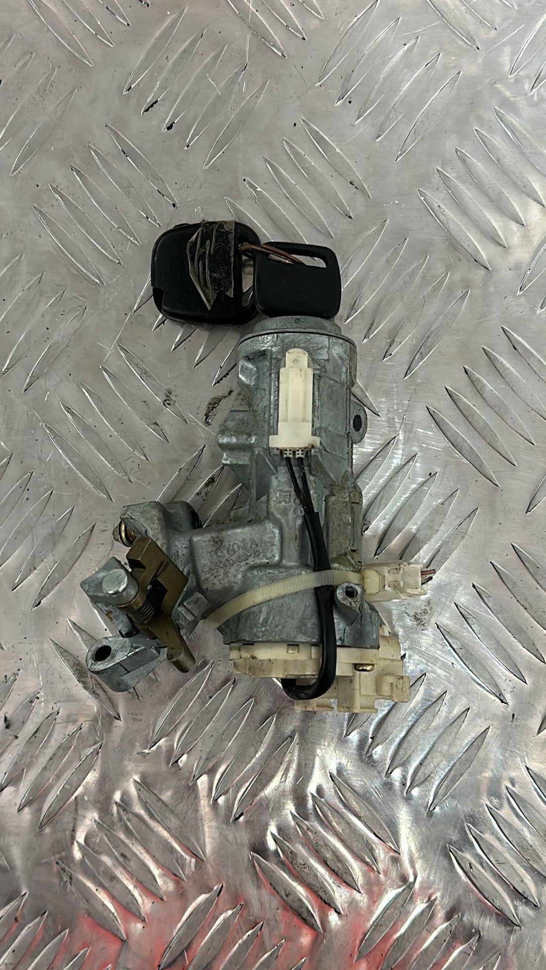 2000-2005 Toyota Opa ACT1*- Ignition With Key PN: 45020-32-10