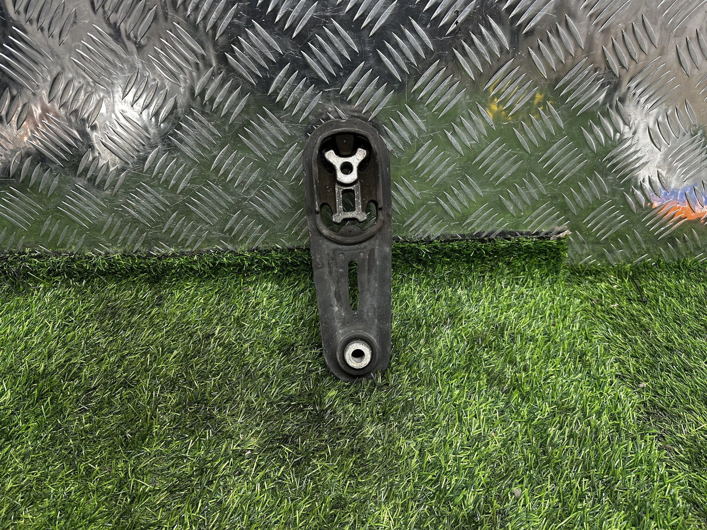 2010-2019 Nissan Juke F15 - Transmission Mount PN: HR15