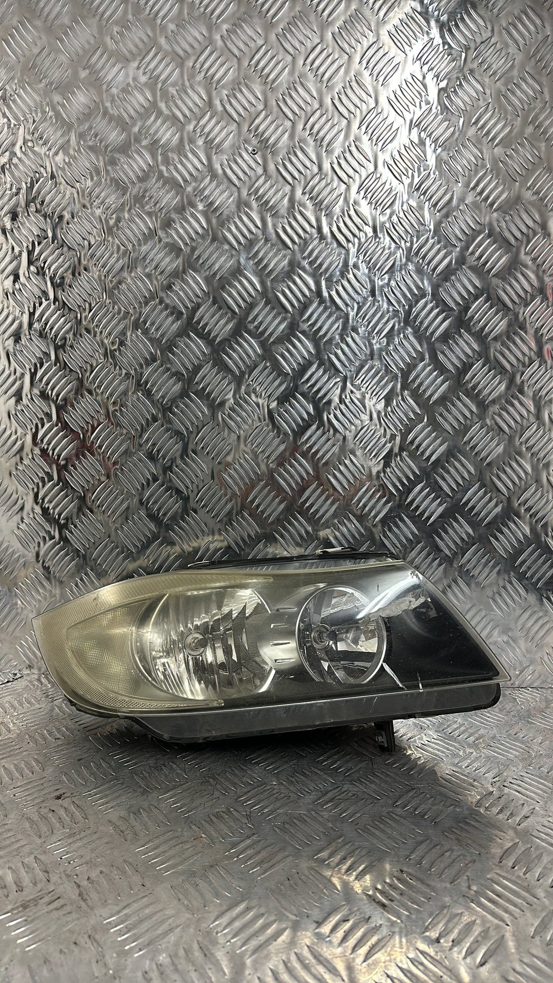 2004-2007 BMW 320i Right Headlight 89311660
