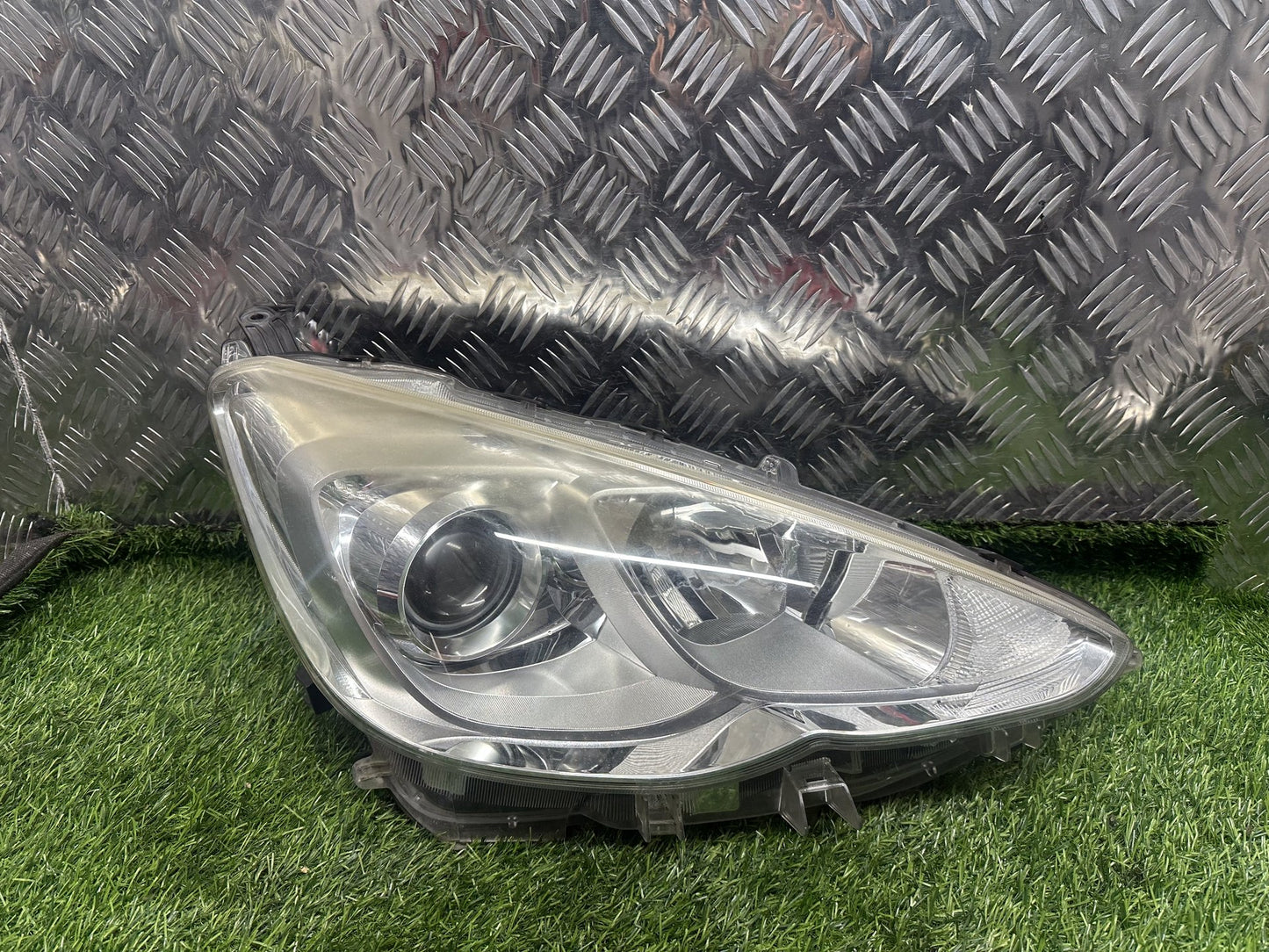 2014-2017 Toyota Aqua- Right Headlight PN: КOITO 52-291