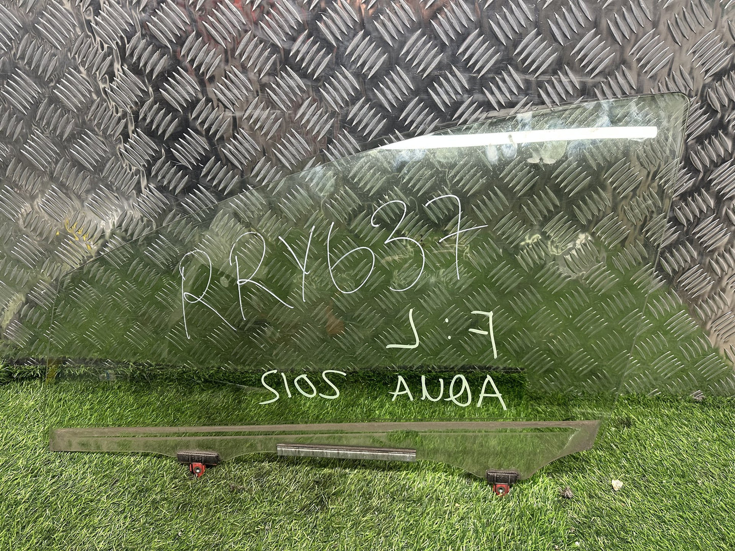 2011-2021 Toyota Aqua NHP10- Left Front Door Window PN: M2H3