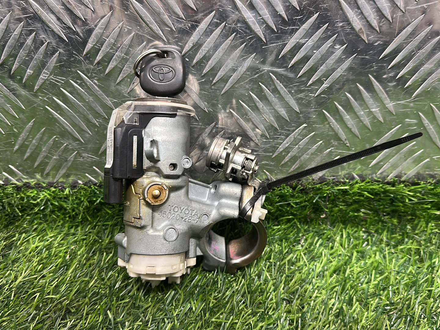 2000-2005 Toyota Estima R30 - Ignition With Key PN: 45020-28-7