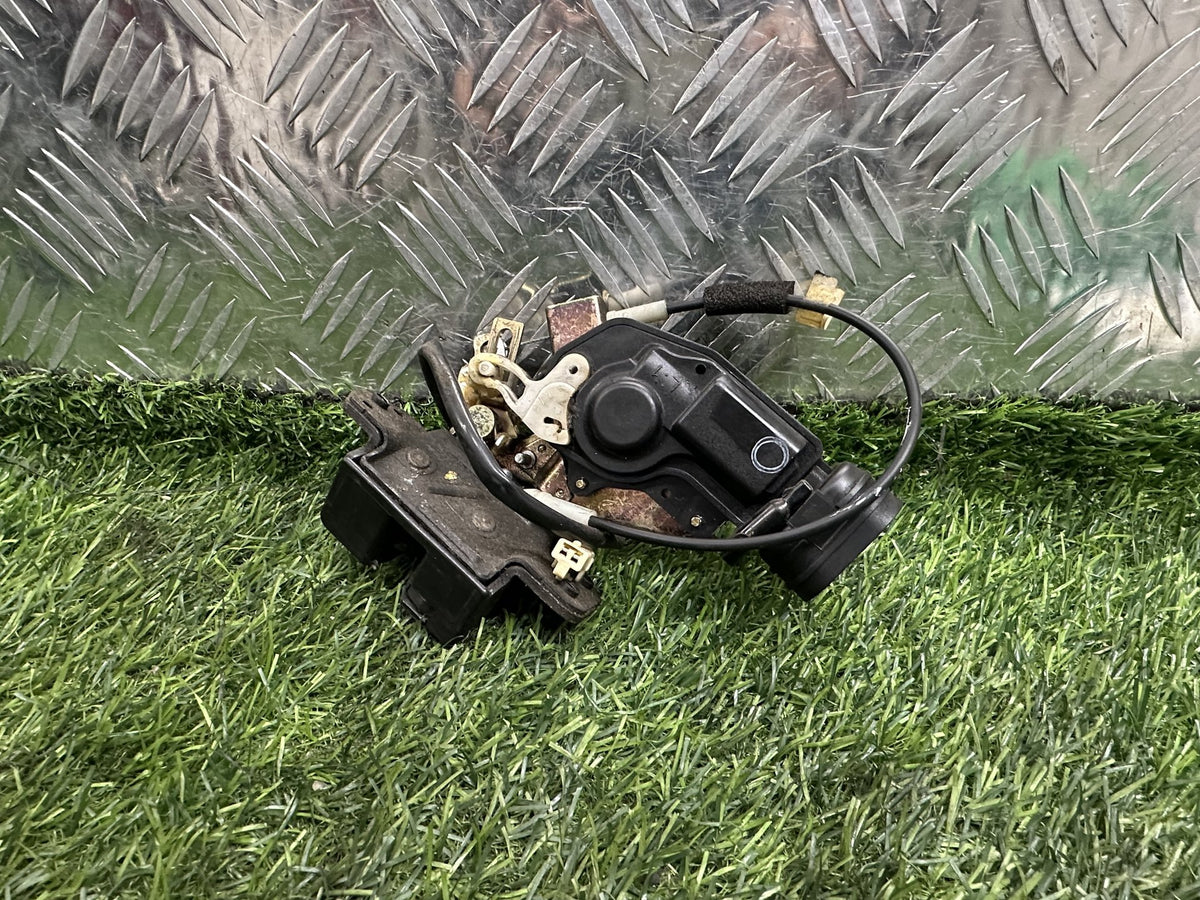 2000-2005 Toyota Estima R30 - Tailgate Lock Actuator PN: 4 PIN