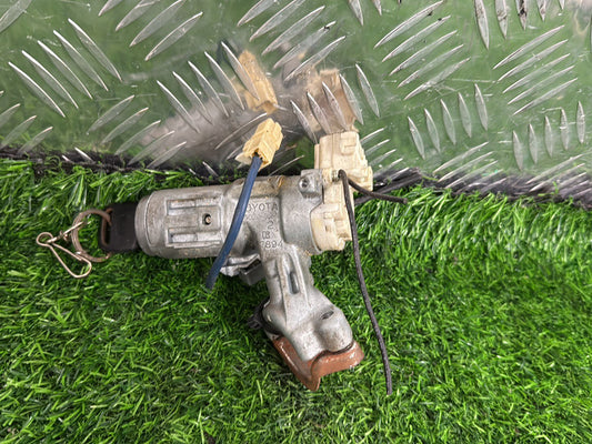 2001 - 2006 Toyota Corolla Ignition With Key 45020-52-1