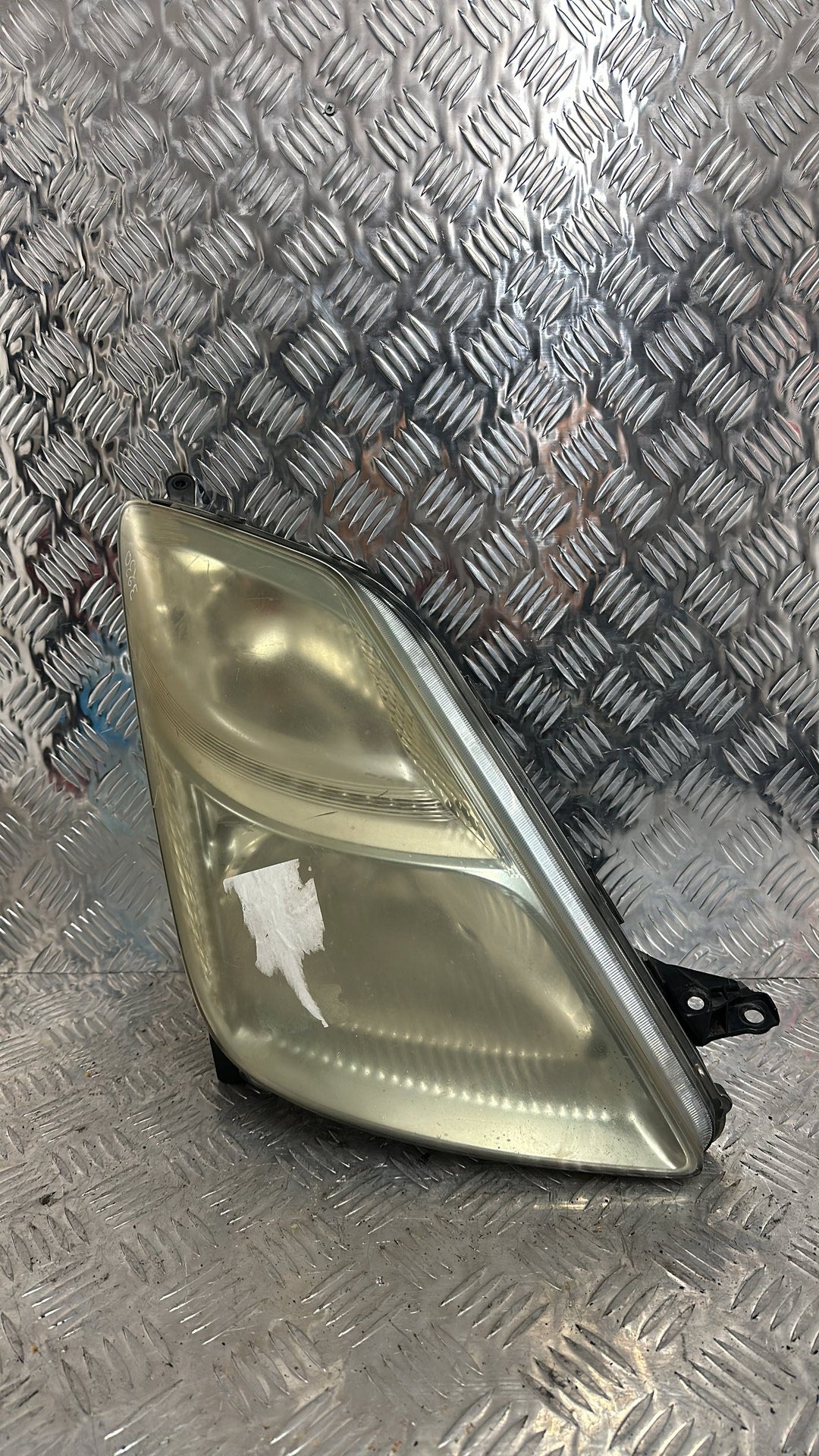 2003-2009 Toyota Prius NHW20- Right Headlight PN: UNKNOWN..