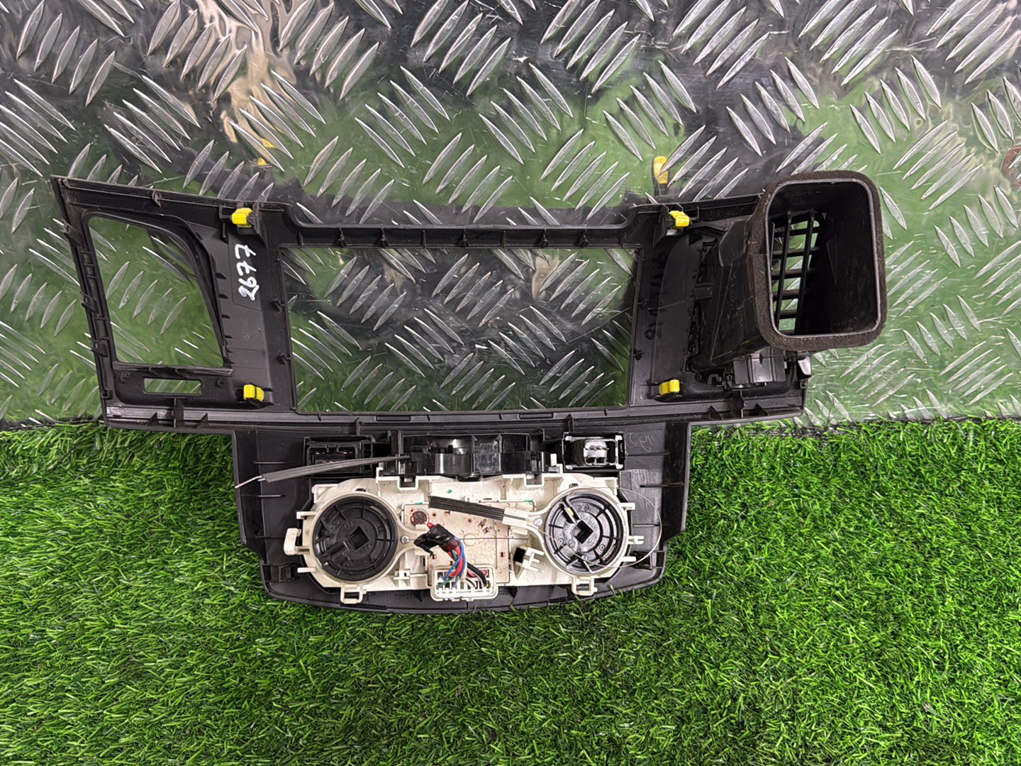 2009-2015 Toyota Hilux- Dash Vent Surround Centre PN: TOYOTA 55420-0K380