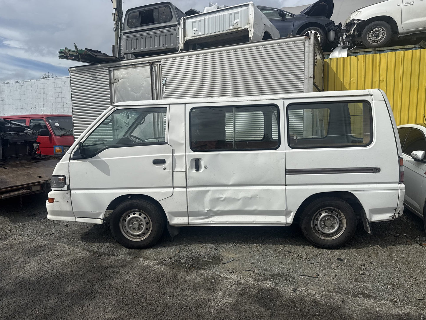 2005 Mitsubishi L300 4G63 LM2811 WRECKING FOR PARTS ONLY