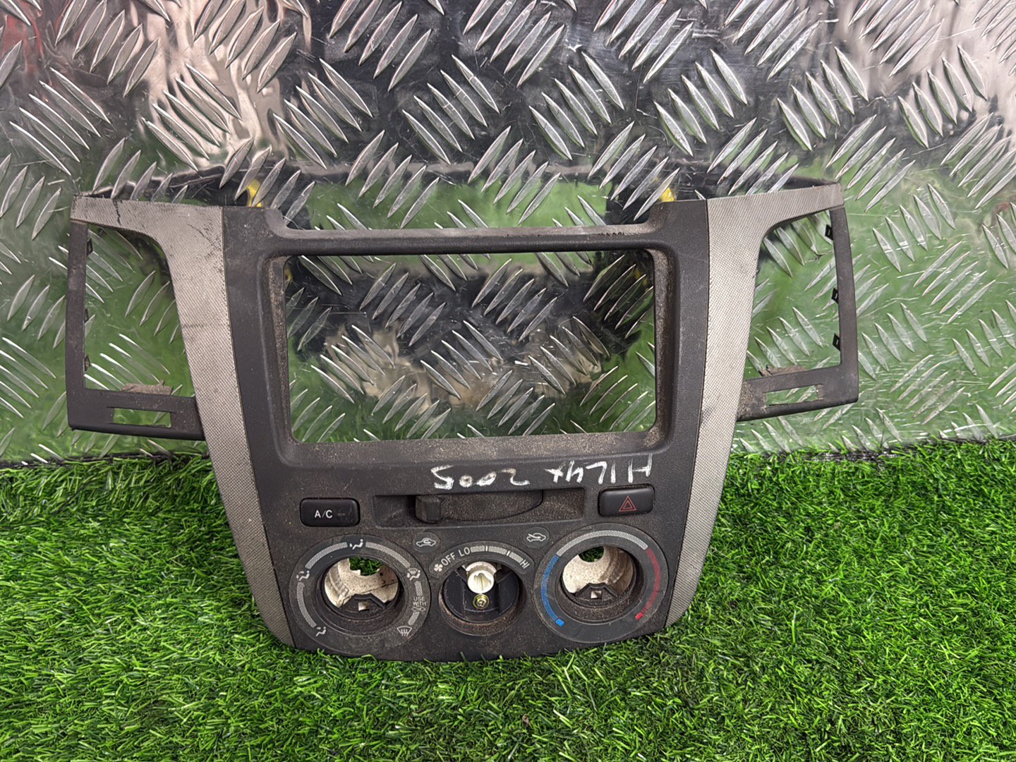 Toyota Hilux Dash Vent Surround Centre Silver Surround TOYOTA 55420-0K0