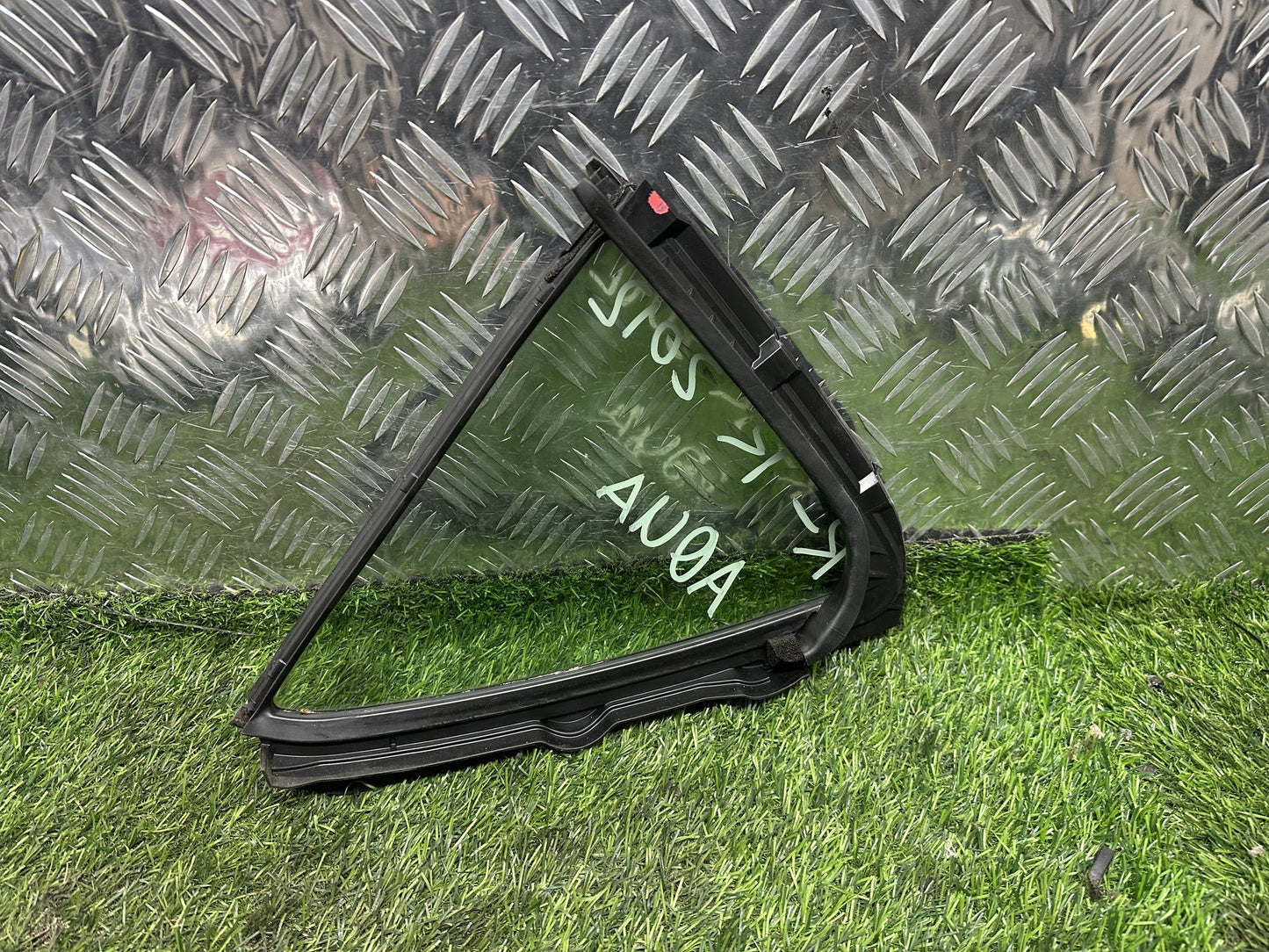 2011-2021 Toyota Aqua NHP10- Right Rear Quarter Door Glass PN: M28.08