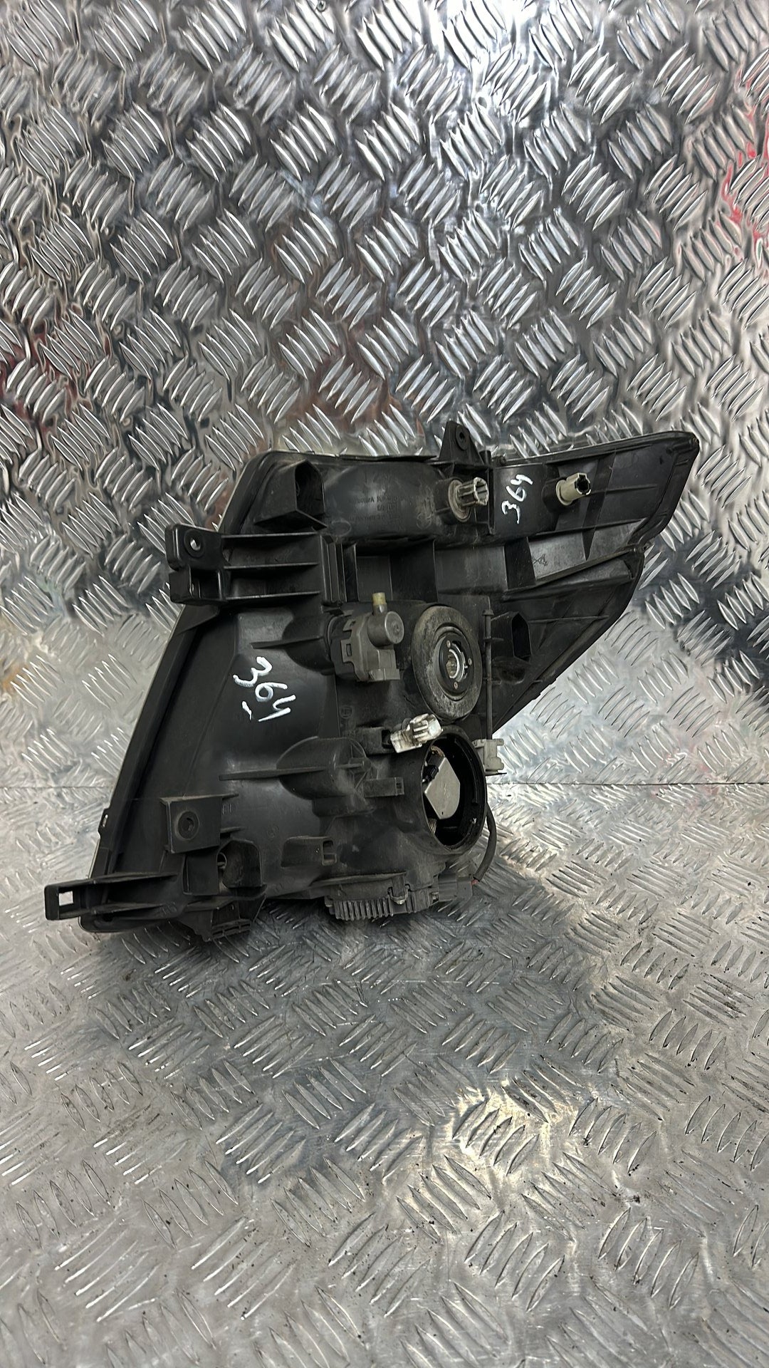 2002-2010 Nissan Elgrand Right Headlight Koito 100-24826
