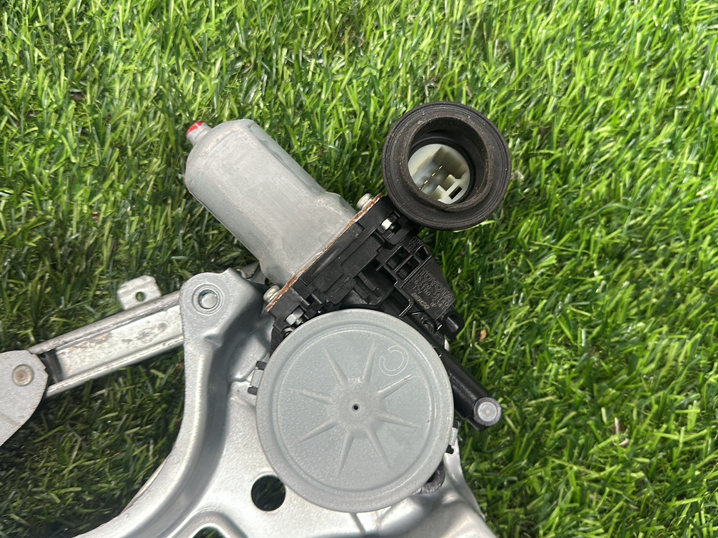 2004-2019 Toyota Hiace H200 - Left Front Window Regulator/Motor PN: 6 PIN- (85720-35140)