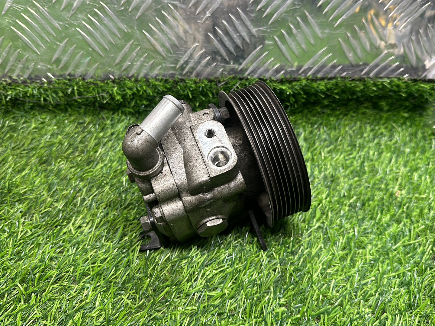 2004 - 2010 Land Rover Discovery Power Steering Pump 7H22-3A636-AB