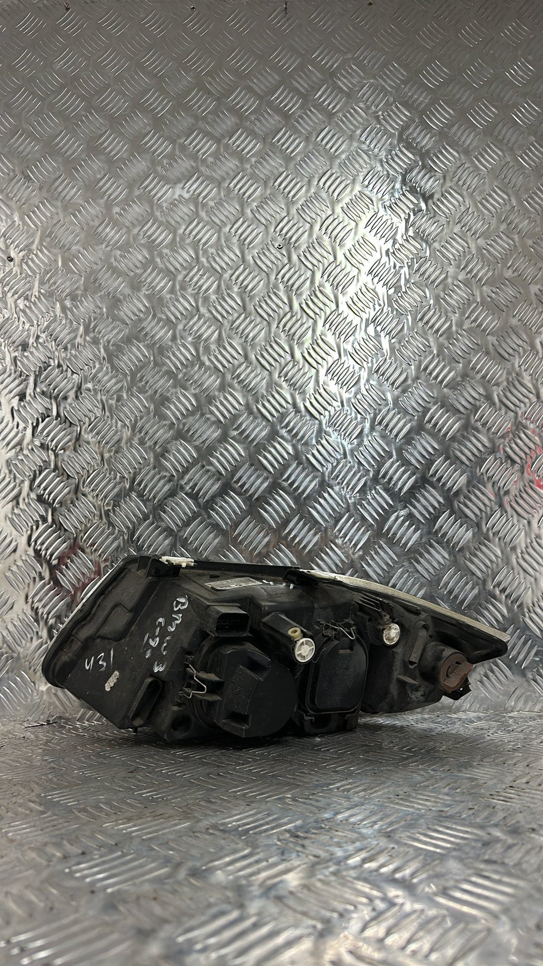 2004-2007 BMW 320i Right Headlight 89311660