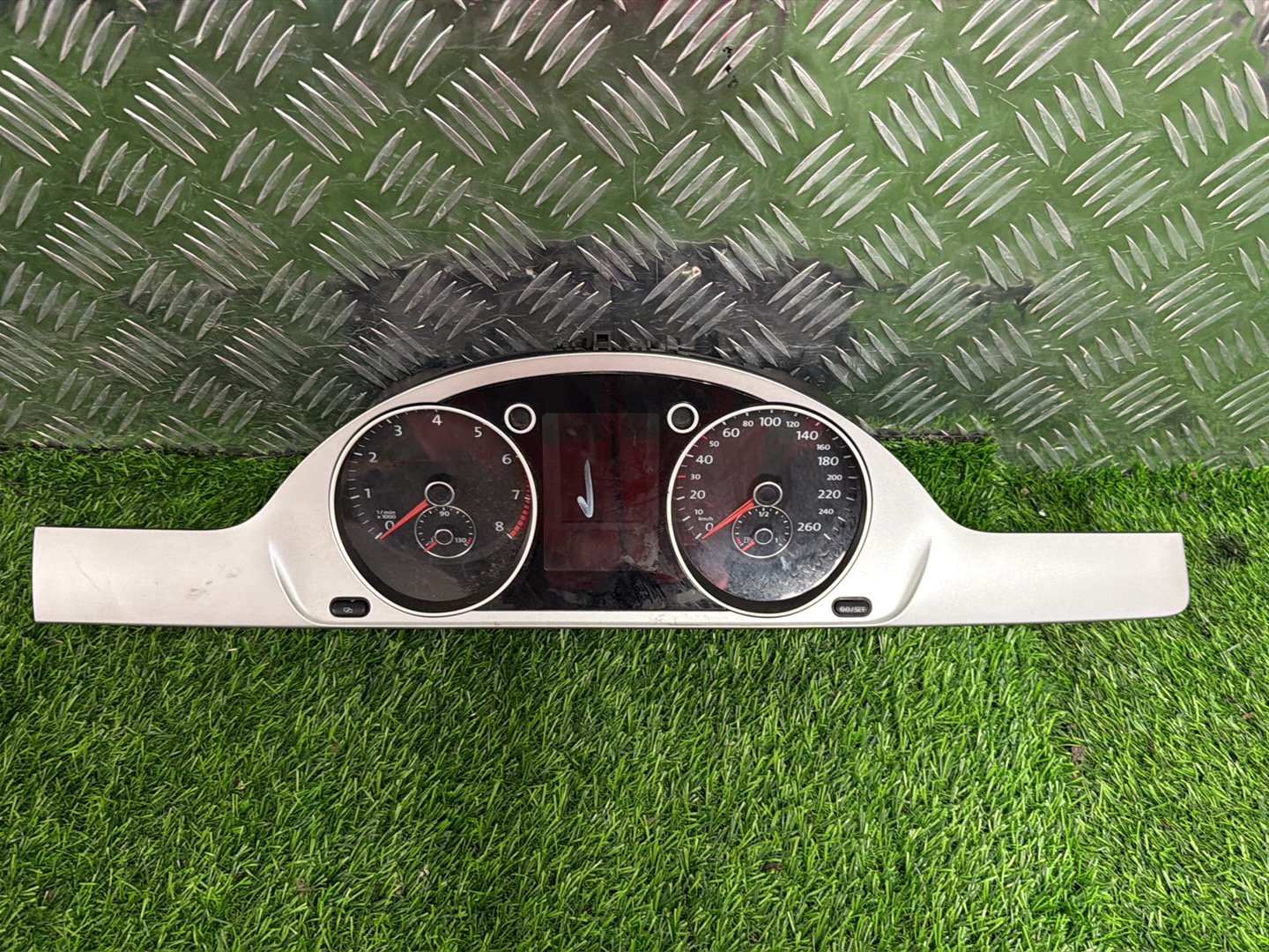 2010 - 2015 Volkswagen Passat Instrument Cluster unknown KMs