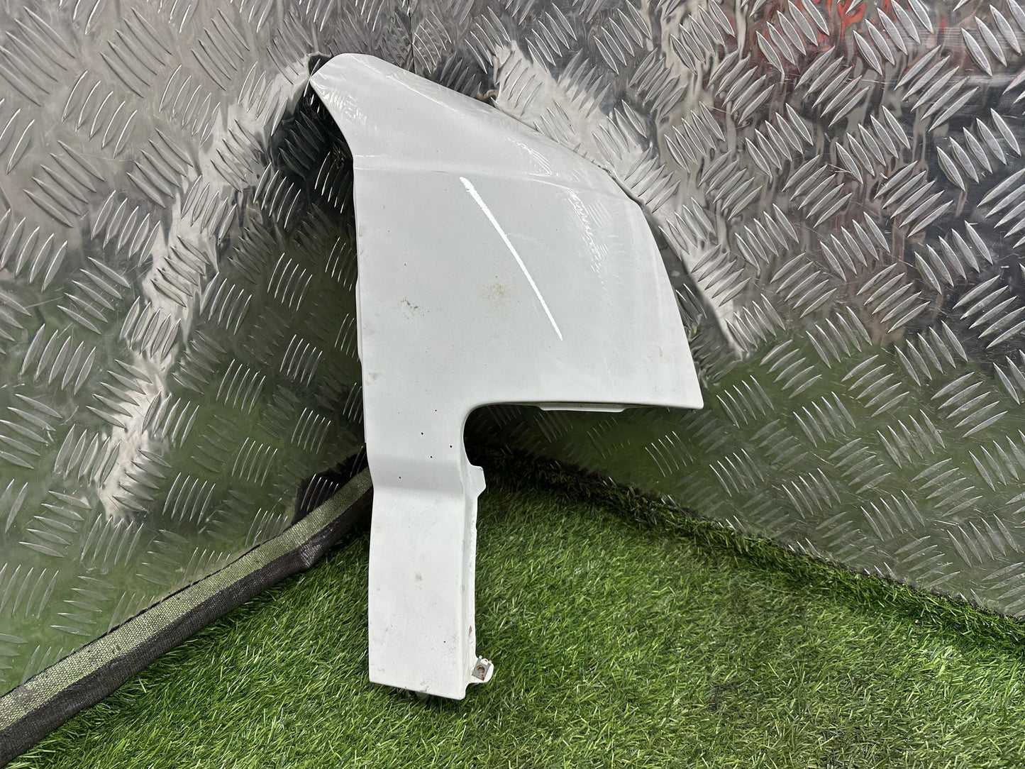 2001-2007 Nissan Caravan E25- Right Front Guard PN: WHITE