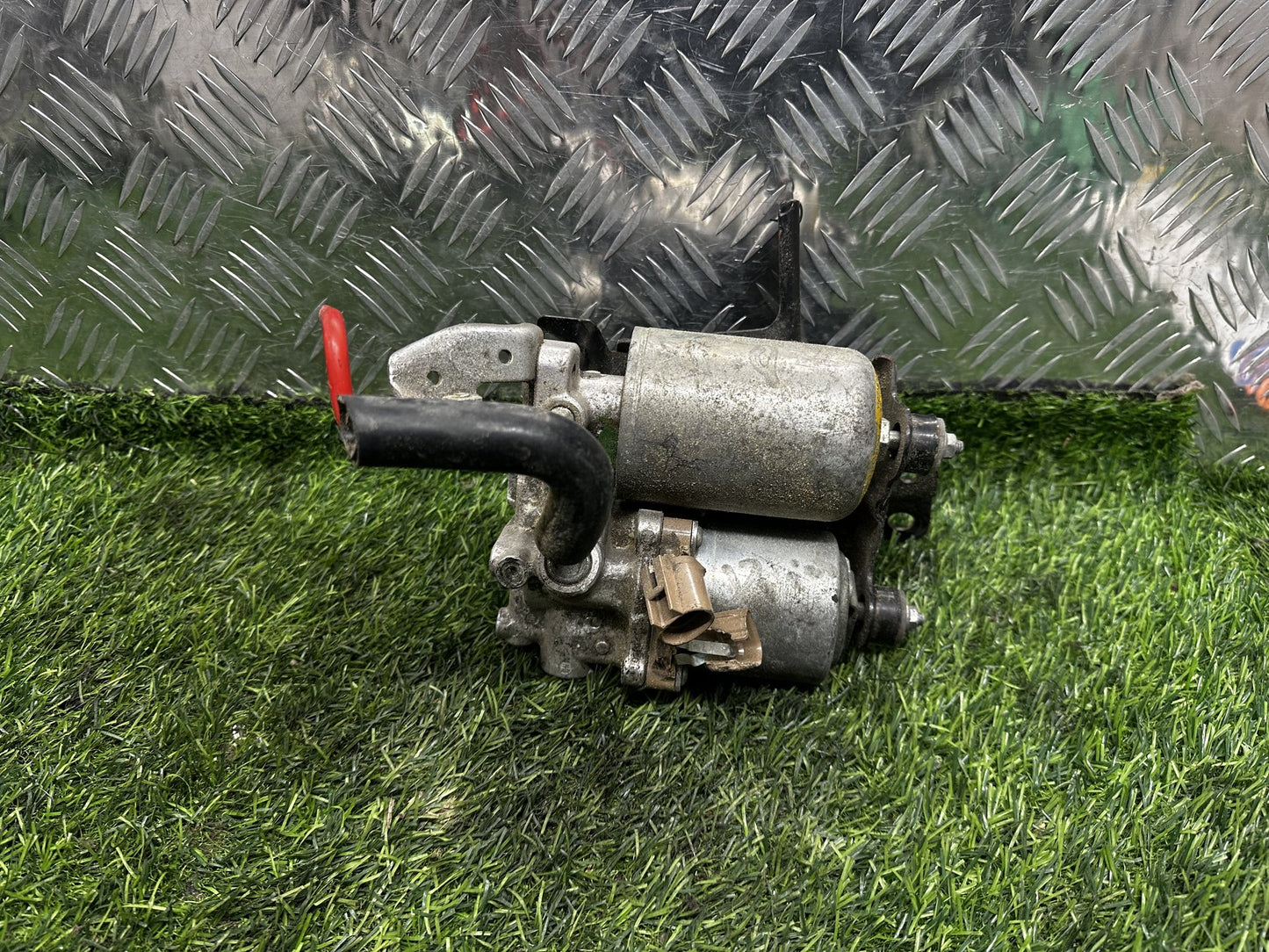 2011-2016 Toyota Aqua NHP10 - Brake Actuator PN: 47070-52010