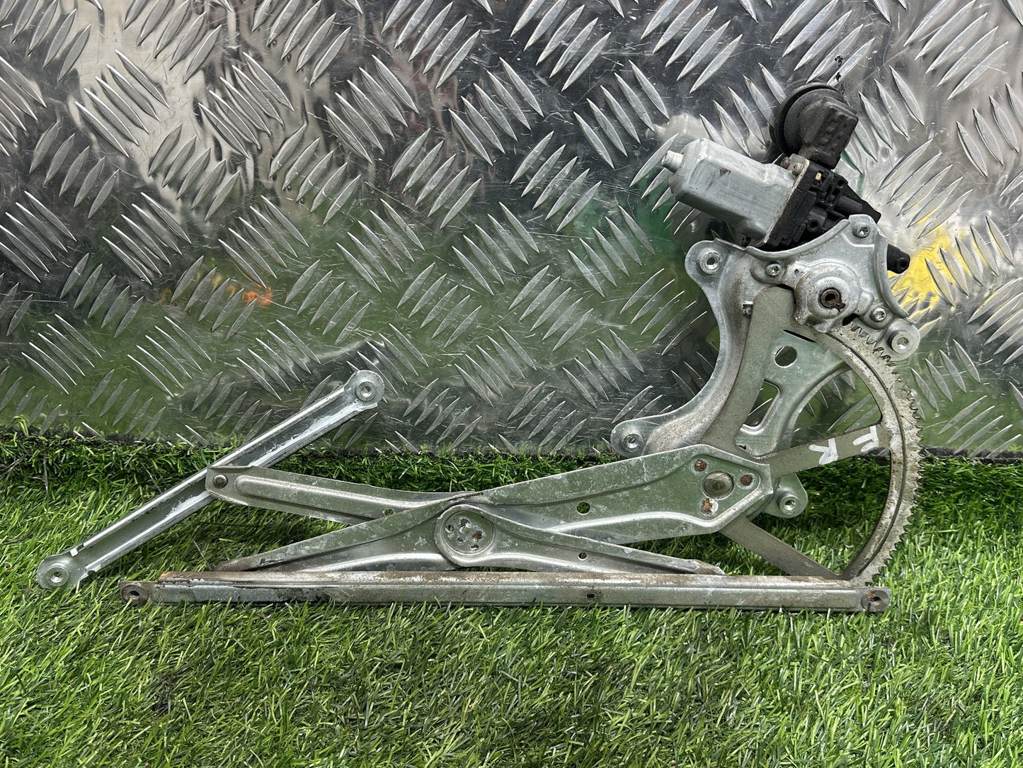 2003-2009 Toyota Wish E10 - Right Front Window Regulator/Motor PN: 6 PIN