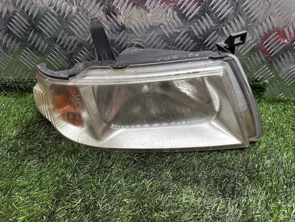 2006 Mazda Bongo Friendee SG - Right Headlight PN: STANLEY P0287