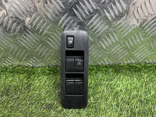 2006-2013 Nissan Dualis J10- Right Front Master Power Window Switch PN: 25401 BR00A