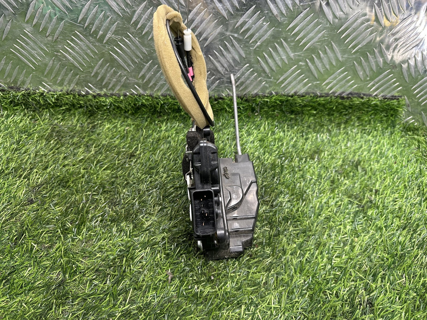 2003-2009 Mazda Axela BK - Left Front Door Lock Actuator PN: 6 PIN- B83-B85-L1
