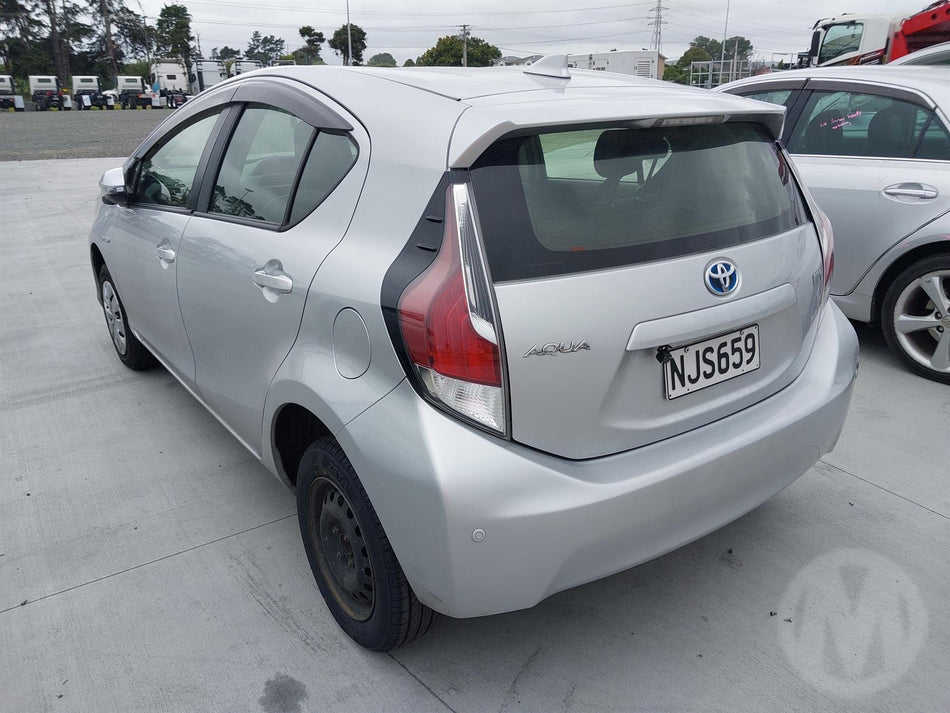 2015 Toyota Aqua Hybrid NHP10