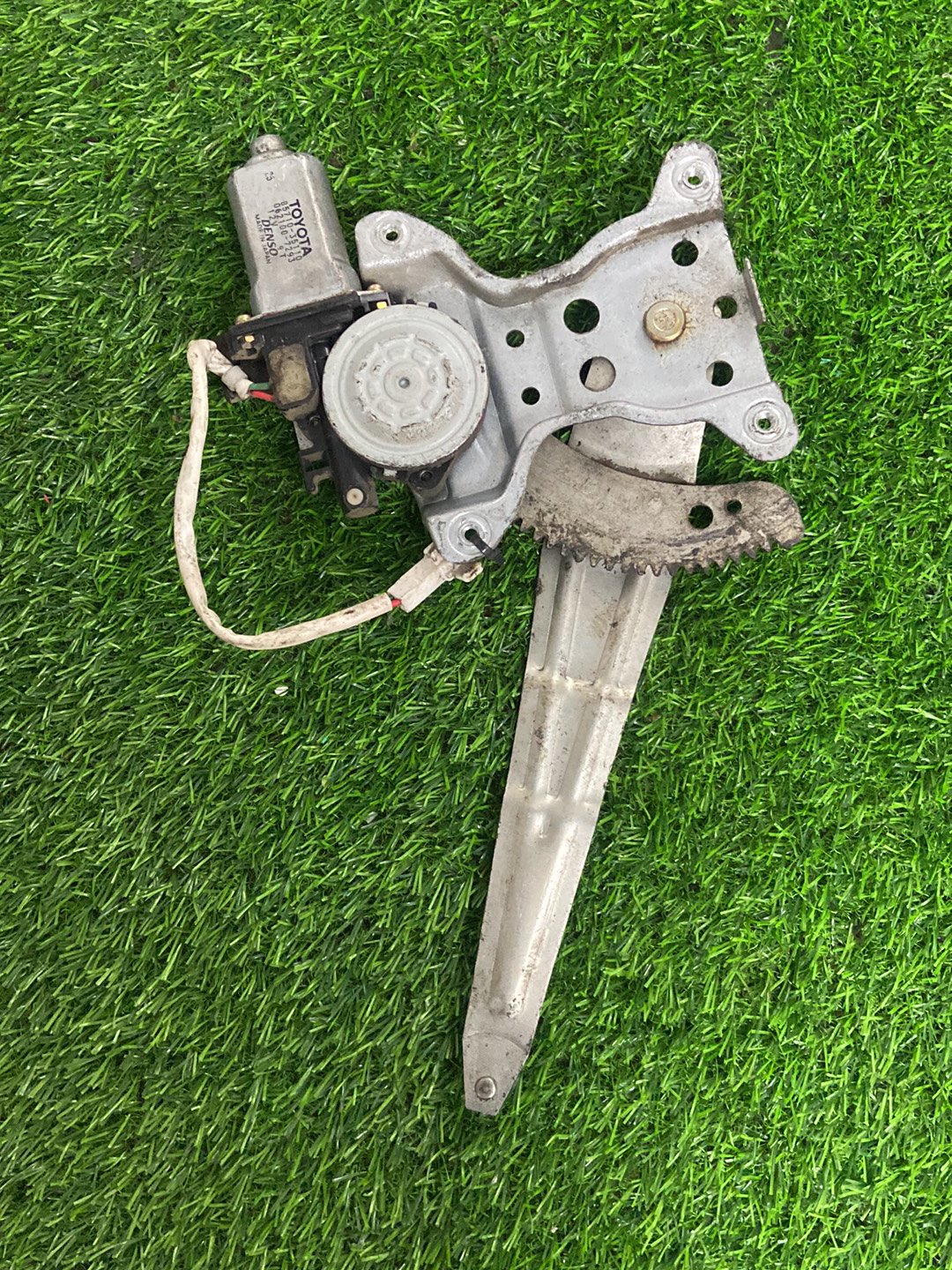 Toyota Hilux Right Rear Window Regulator/Motor 85710-35110
