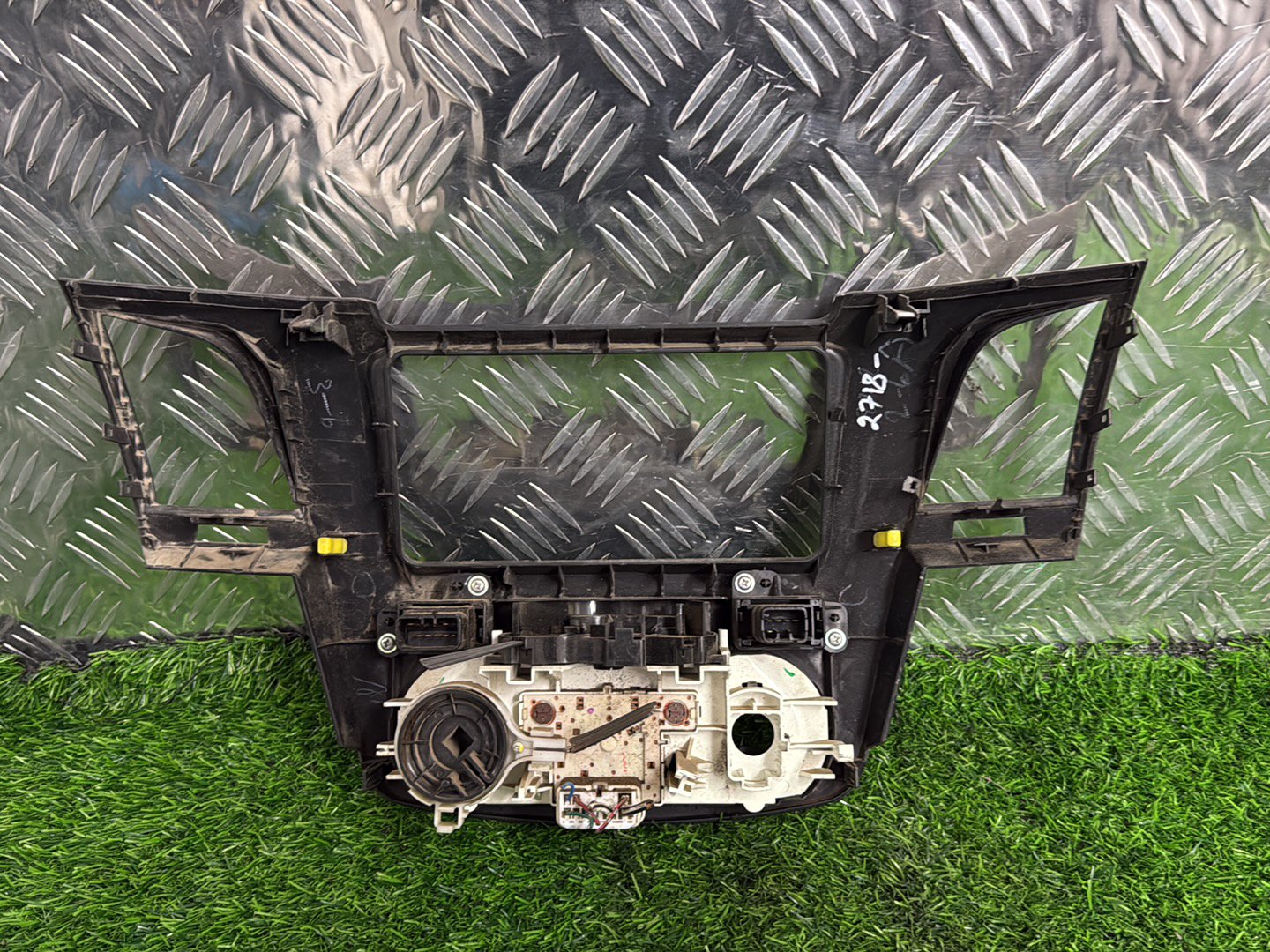 Toyota Hilux Dash Vent Surround Centre Silver Surround TOYOTA 55420-0K0