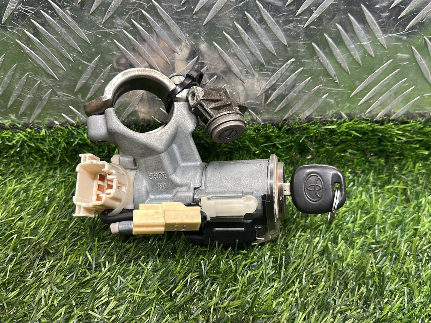 2000-2005 Toyota Estima R30 - Ignition With Key PN: 45020-28-7