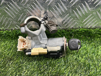 2000-2005 Toyota Estima R30 - Ignition With Key PN: 45020-28-7