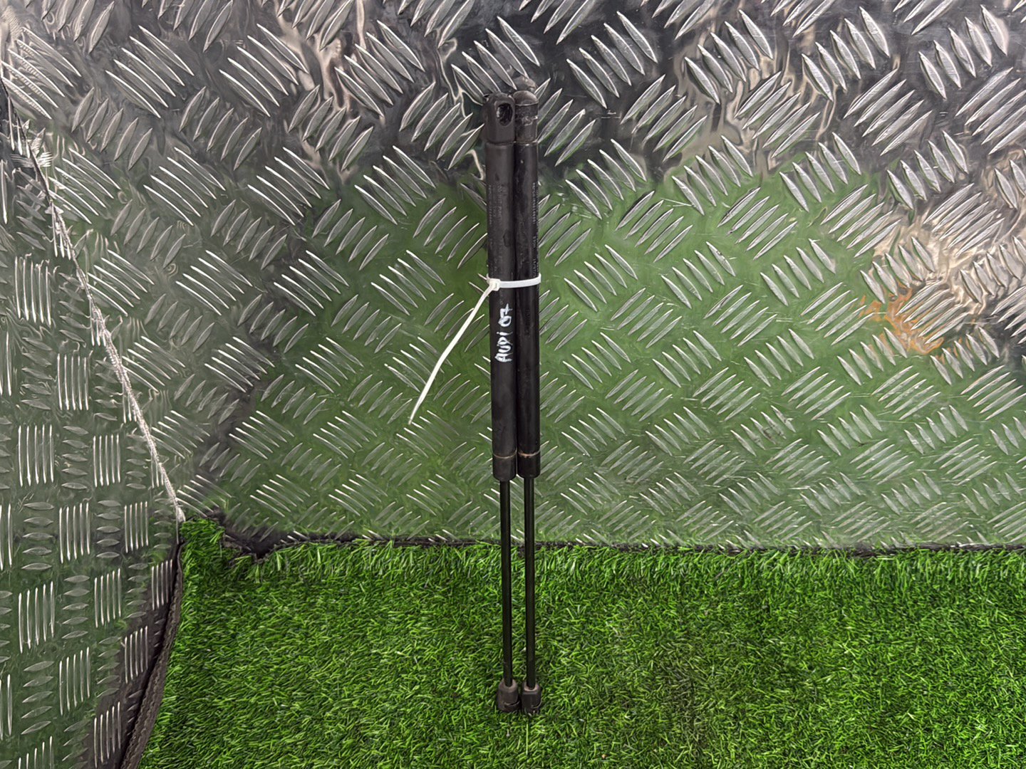 2007-2014 Audi Q7 Bootlid Gas Struts