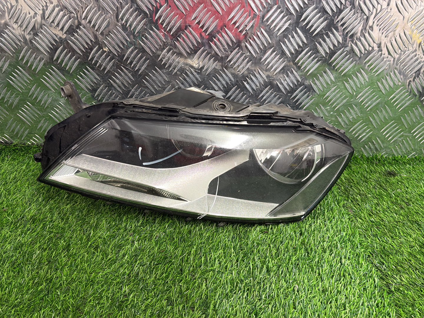 2010 - 2015 Volkswagen Passat Left Headlight 3AC941005