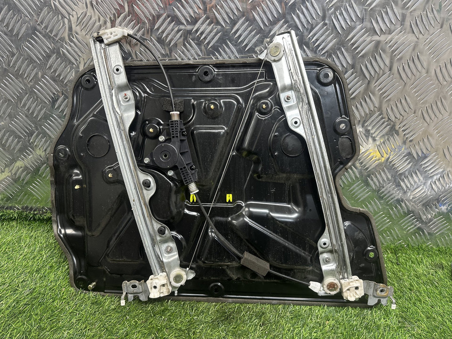 2004-2009 Nissan Fuga Y50 - Right Front Window Regulator/Motor PN: 6 PIN