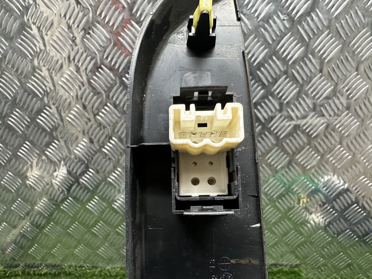 2004-2019 Toyota Hiace H200 - Left Front Power Window Switch PN: 5 PIN