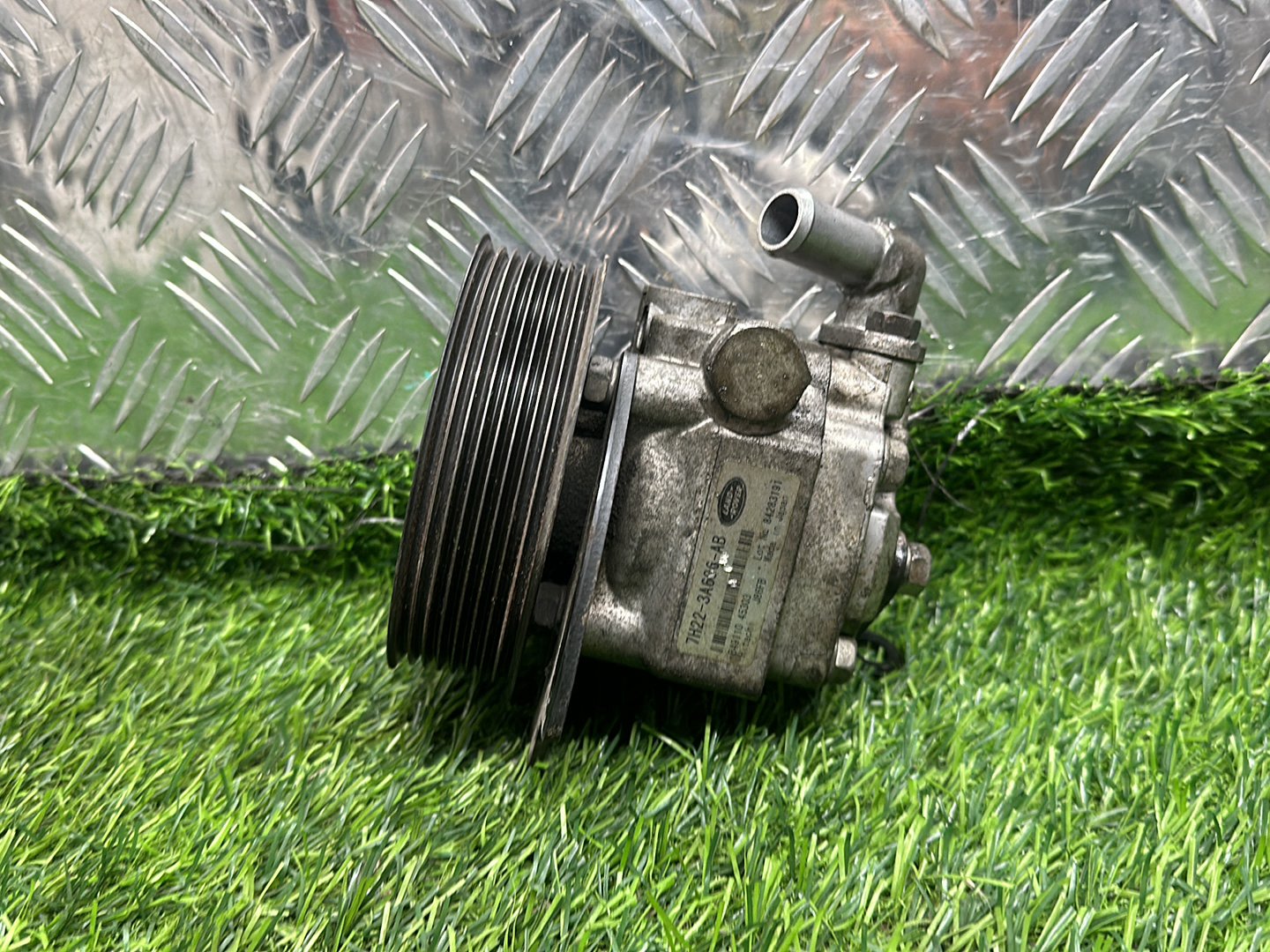 2004 - 2010 Land Rover Discovery Power Steering Pump 7H22-3A636-AB