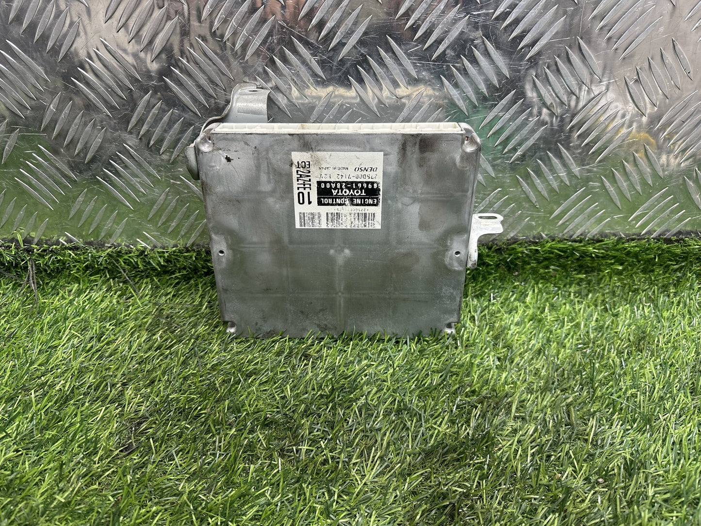 2000-2005 Toyota Estima R30 - ECU PN: 89661-28A00