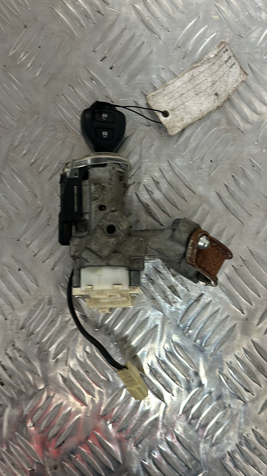 2001-2005 Toyota Camry A30- Ignition With Key PN: 45020-33-9