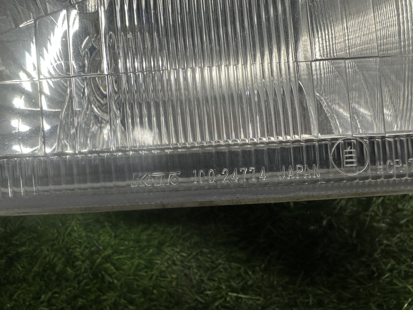 2001-2005 Nissan Caravan E25- Right Headlight PN: KOITO 100-24774