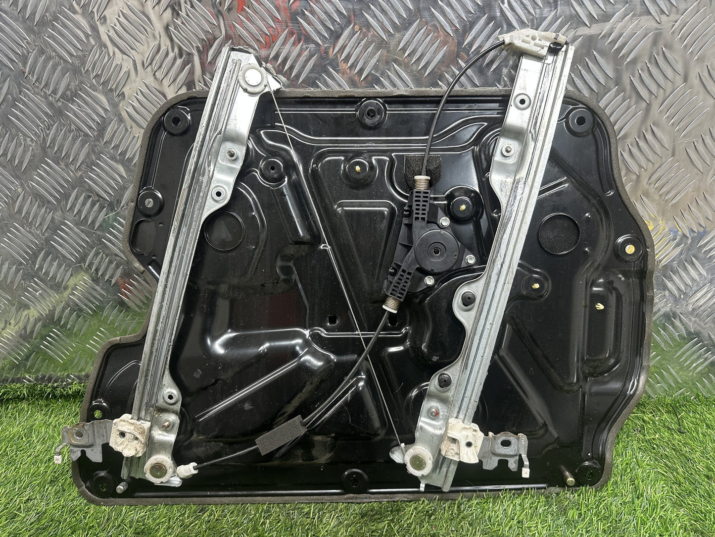 2004-2009 Nissan Fuga Y50 - Left Front Window Regulator PN: 6 PIN