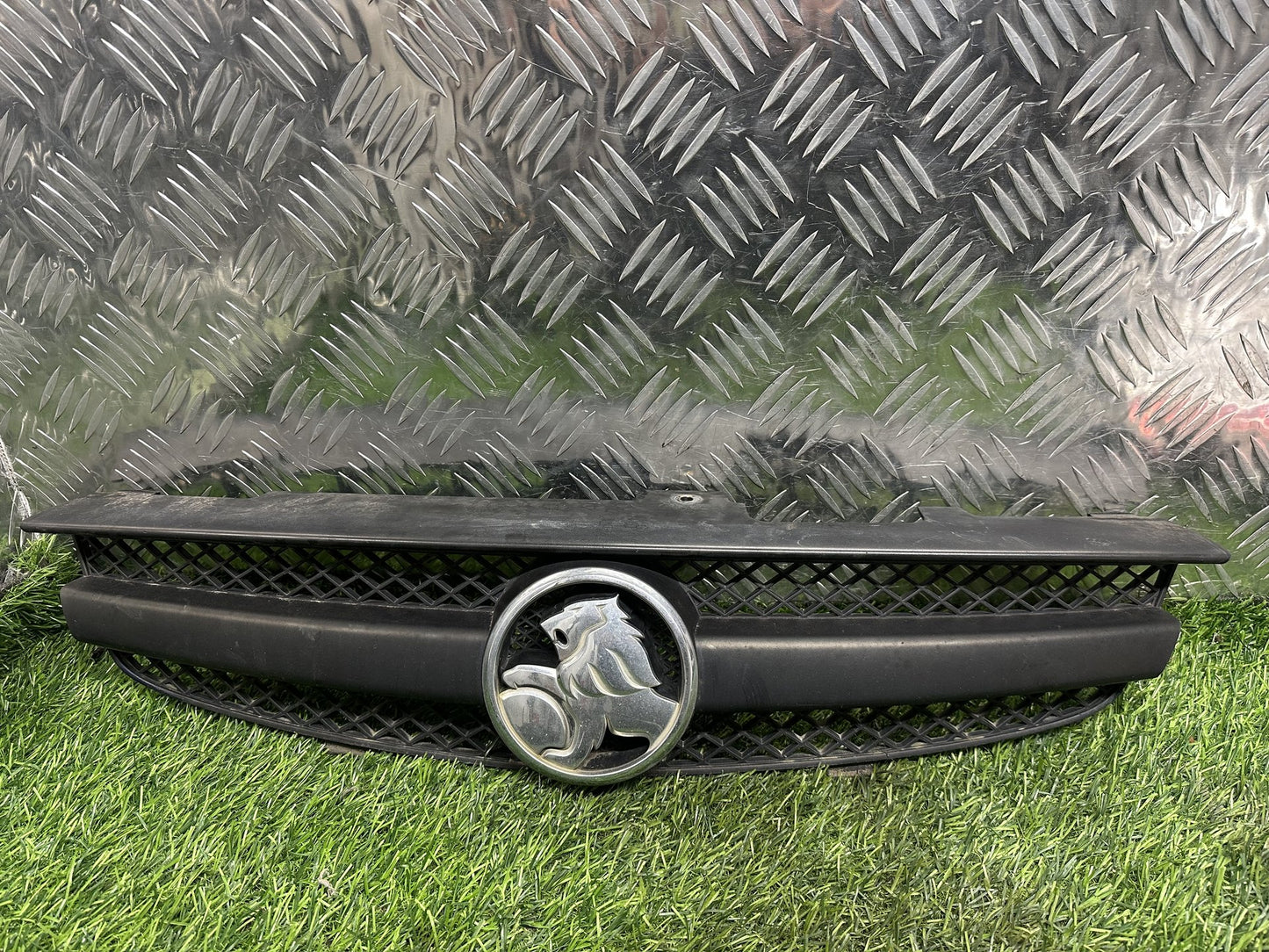2004-2006 Holden Commodore VZ- Grille PN: