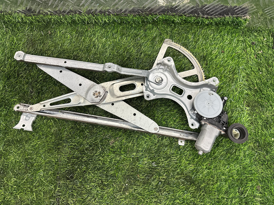 2004-2019 Toyota Hiace H200 - Right Front Window Regulator/Motor PN: 6 PIN
